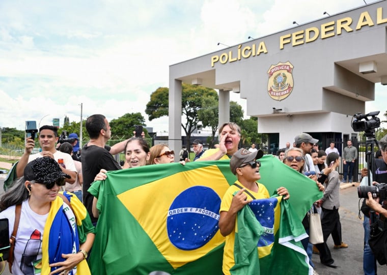 Com uso de bandeiras do Brasil, apoiadores de Bolsonaro entoaram gritos contra o presidente Lula 