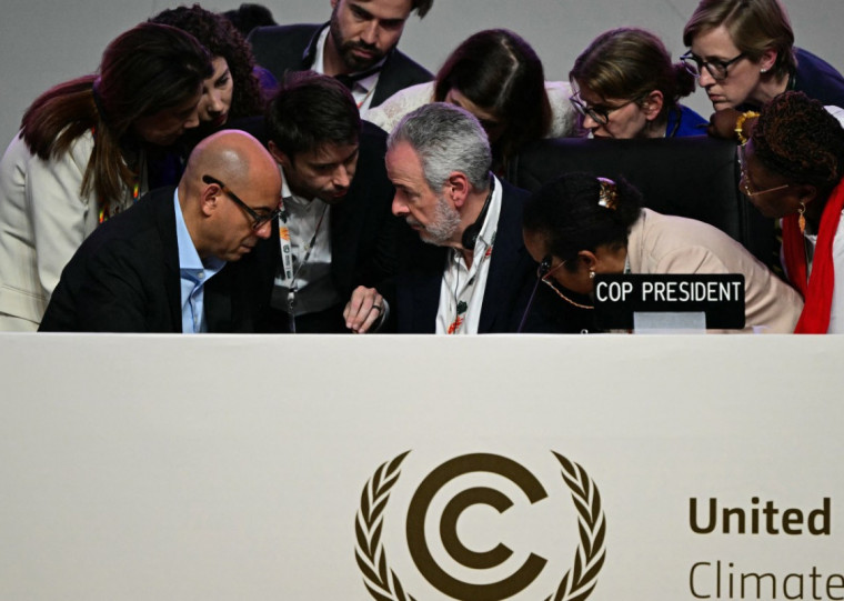 Plenária final da COP30, com o president André Corrêa do Lago ao centro e o Secretário Executivo das Nações Unidas para as Mudanças Climáticas, Simon Stiell, a sua esquerda
