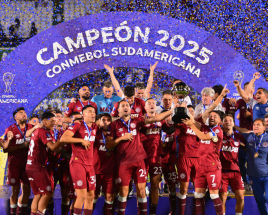 Lanús bate o Atlético-MG nos pênaltis e se sagra bicampeão da Sul-Americana