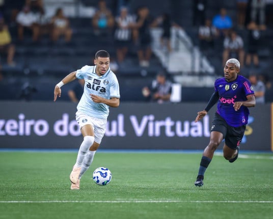 Grêmio comete falhas, perde para o Botafogo no Rio e vê sonho de Libertadores se distanciar
