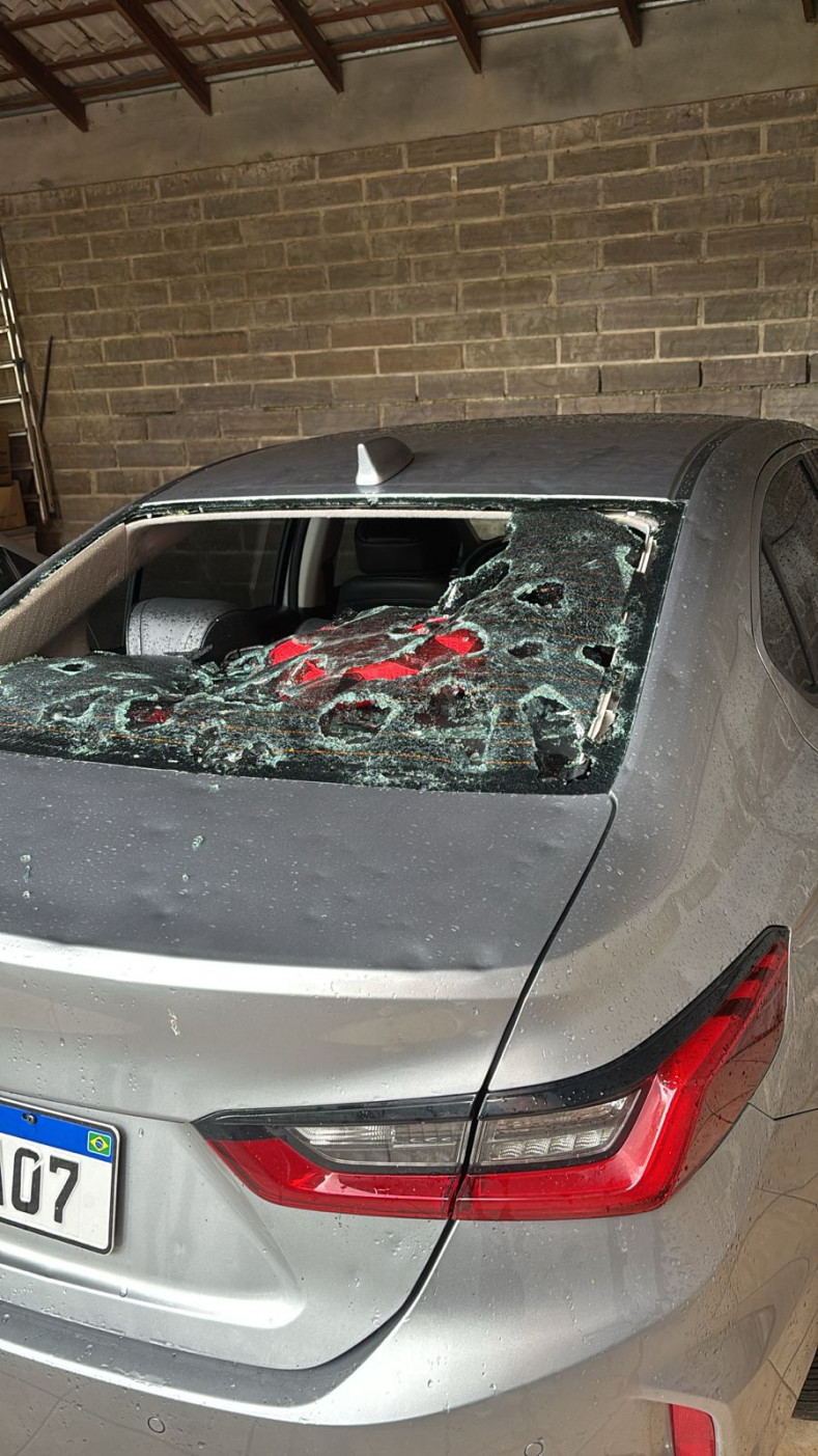 Carros foram atingidos durante a chuva de granizo | Andr&eacute;a Spinelli/Divulga&ccedil;&atilde;o/JC