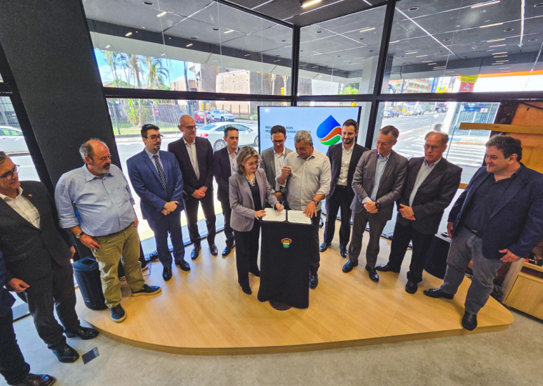 O prefeito de Porto Alegre, Sebastião Melo (MDB), e a presidente da Agência Estadual de Regulação dos Serviços Públicos Delegados do Rio Grande do Sul (Agergs), Luciana Luso de Carvalho, assinaram nesta segunda-feira (24) o contrato de regulação do saneamento básico na Capital 