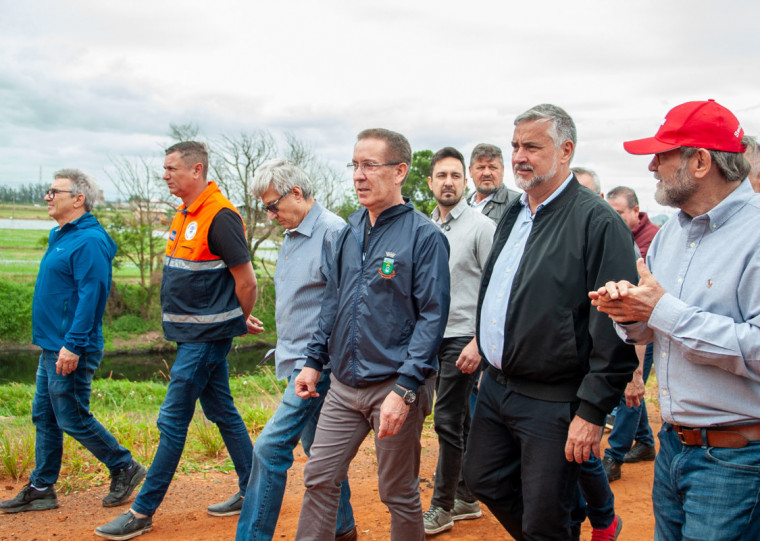 Prefeito Airton Souza e deputado Paulo Pimenta circularam por pontos da cidade