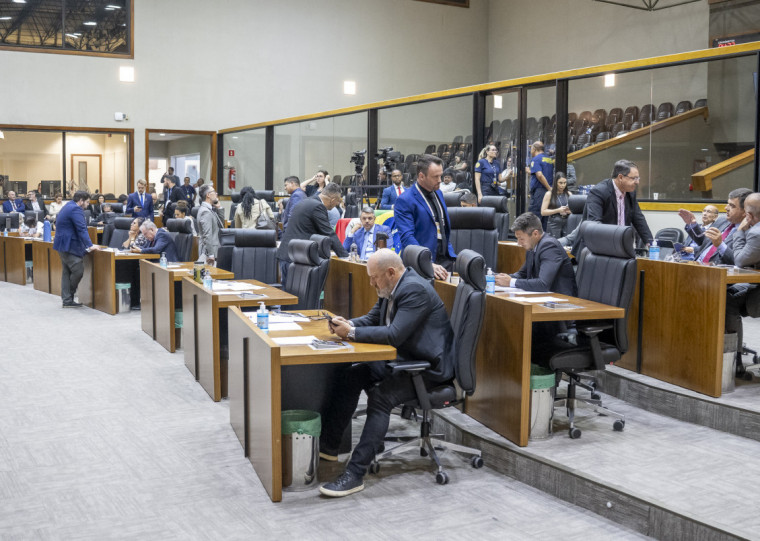 Sessão plenária desta segunda-feira (24) é marcada por manifestações sobre a prisão do ex-presidente Jair Bolsonaro e votação de projeto de lei complementar