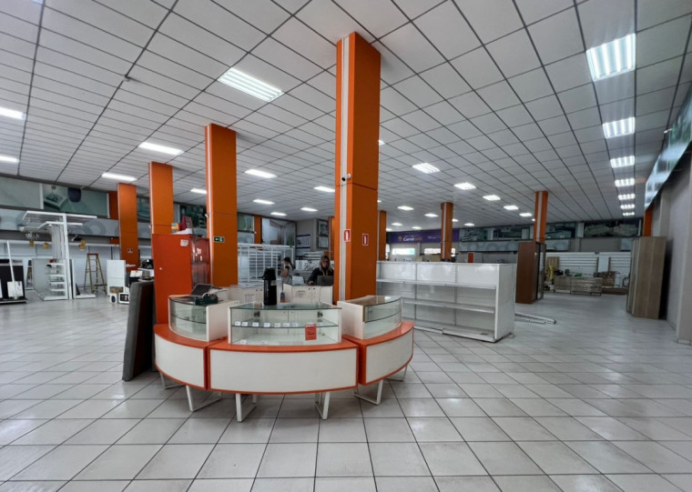 Prateleiras ficam sem produtos no salão principal da loja em Torres