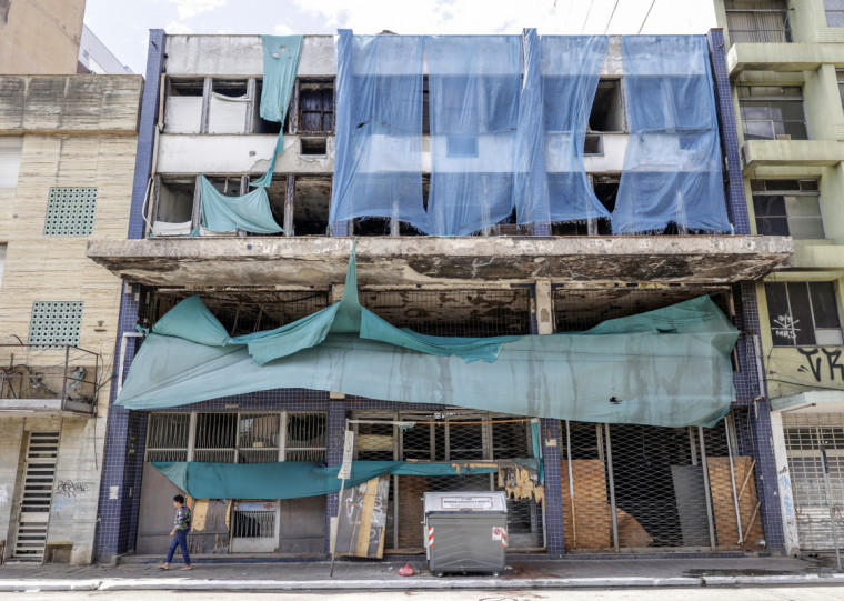 Prédio da Pousada Garoa, na avenida Farrapos, vem sendo vítima da ação de moradores de rua 