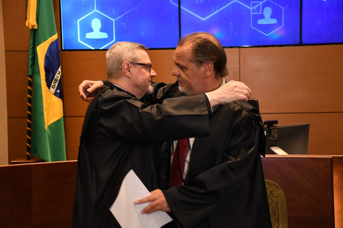 Presidente Alberto Delgado Neto parabenizou o Desembargador Uhlein pela eleição | REPRODUÇÃO/EDUARDO NICHELE/DICOM-TJRS/JC