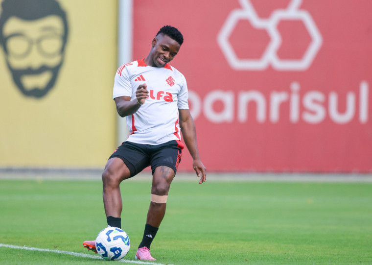 Após cumprir suspensão, Carbonero deve voltar ao time titular