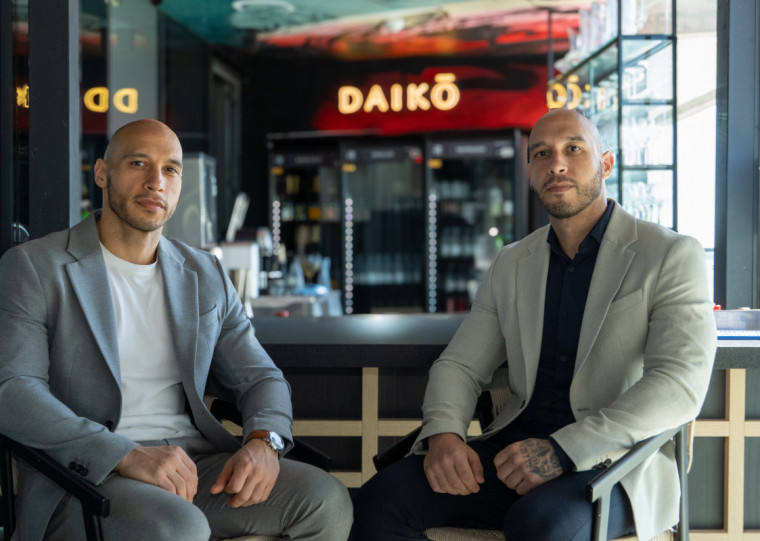 Com o crescimento da empresa, os irmãos Érico (e) e José Luiz (d) buscaram padronizar as operações, tanto na produção do sushi quanto na estrutura corporativa das unidades