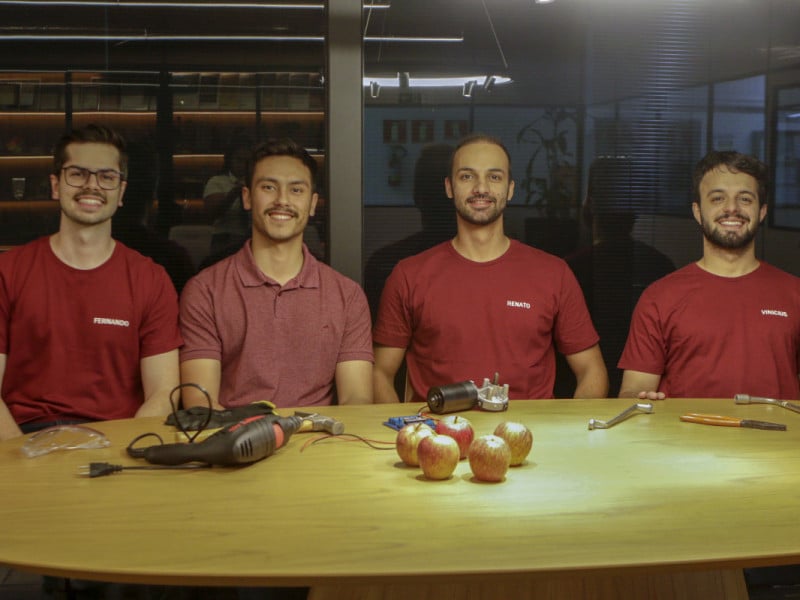 Os sócios da Verno Máquinas começaram dentro da Ufrgs e estão levando para o mercado uma solução que facilita a colheita de maçãs<br />Foto: FABIOLA CORREA/JC