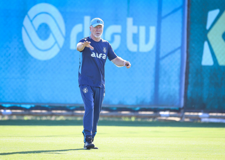 Permanência de Mano Menezes está nas mãos da futura direção 