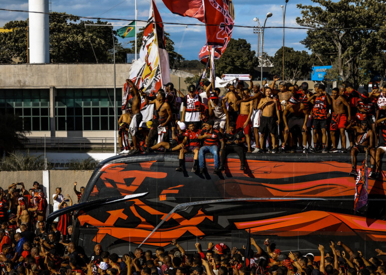 Perto do aeroporto escolta foi afrouxada e permitiu a aproximação de centenas de rubro-negros