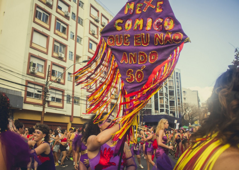 Com mais de 60 mulheres em instrumentos de sopro, harmonia, percussão, bloco faz do novembro carnaval na Capital 