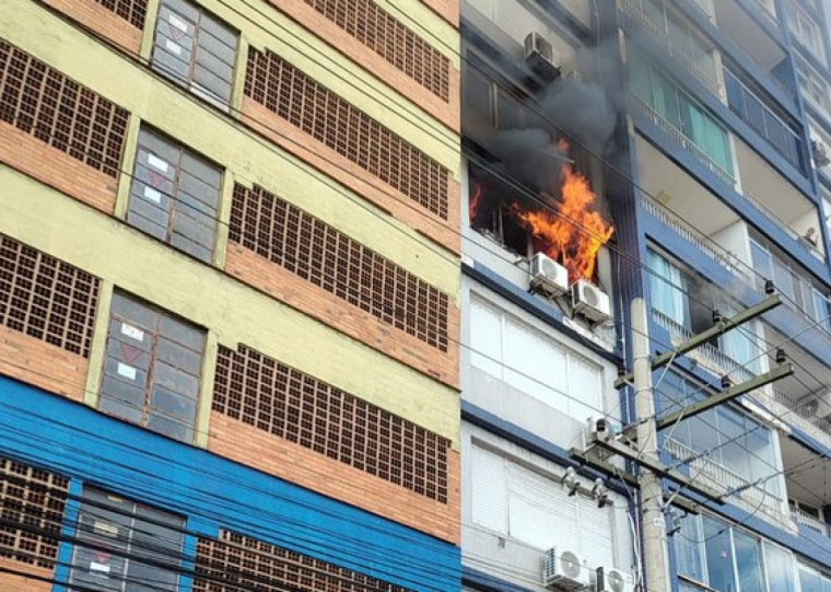 Fogo atingiu a edificação no Centro Histórico por volta das 9h 