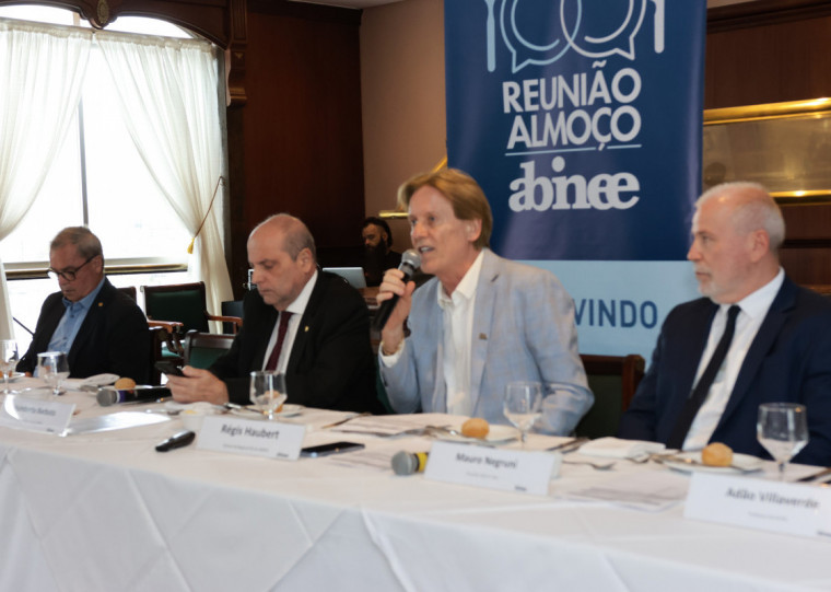 Temas como a reforma tributária e o tarifaço dos EUA foram discutidos na última reunião-almoço de 2025 da Abinee/RS Temas como a reforma tributária e o tarifaço dos EUA foram discutidos na última reunião-almoço de 2025 da Abinee/RS