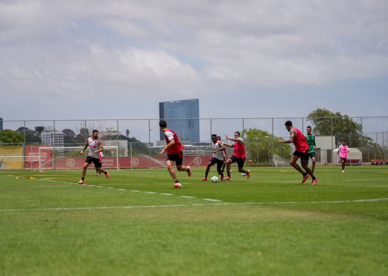 Treino desta quarta-feira não contou com a presença dos titulares no gramado