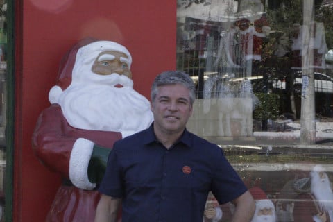 Joel Wofchuk comanda a Zona Franca, loja que opera apenas três meses do ano para atender o Natal