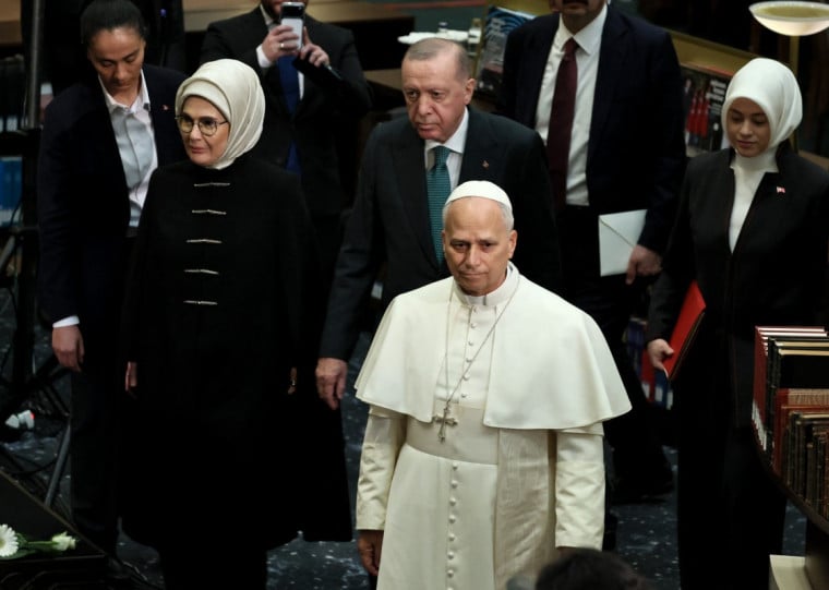 Leão 14 afirmou que o mundo estava sendo desestabilizado por "ambições e escolhas que atropelam a justiça e a paz".