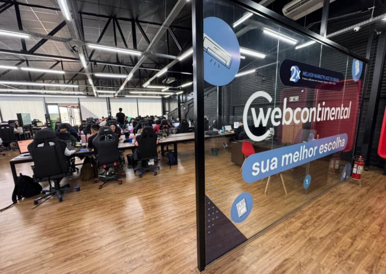 Centenas de pessoas se mobilizam na sede da Webcontinental