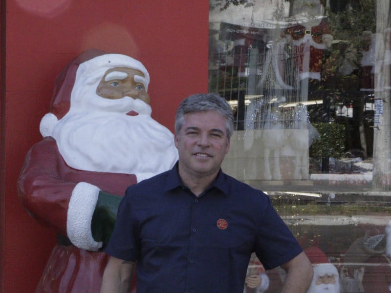 Joel Wofchuk comanda a Zona Franca, loja que opera apenas três meses do ano para atender o Natal