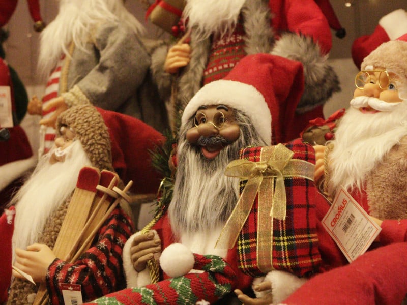 Na loja, há uma arquibancada repleta de diferentes papais noéis  <br />Foto: FABIOLA CORREA/JC