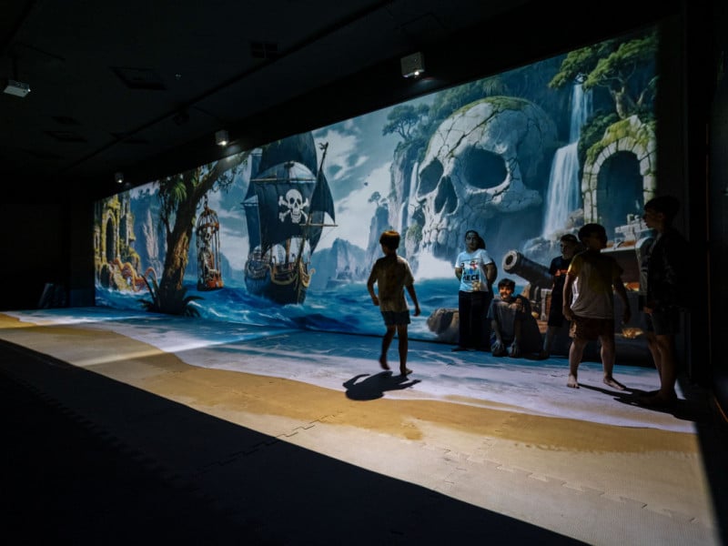 Para tornar a experiência imersiva, o espaço conta com telas que projetam animações lúdicas<br />Foto: Renan Constantin/Montanha System/Divulgação/JC