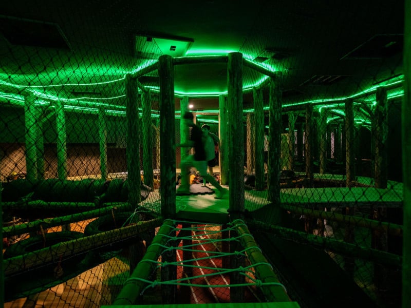 O ambiente simula uma prática de arvorismo<br />Foto: Renan Constantin/Montanha System/Divulgação/JC