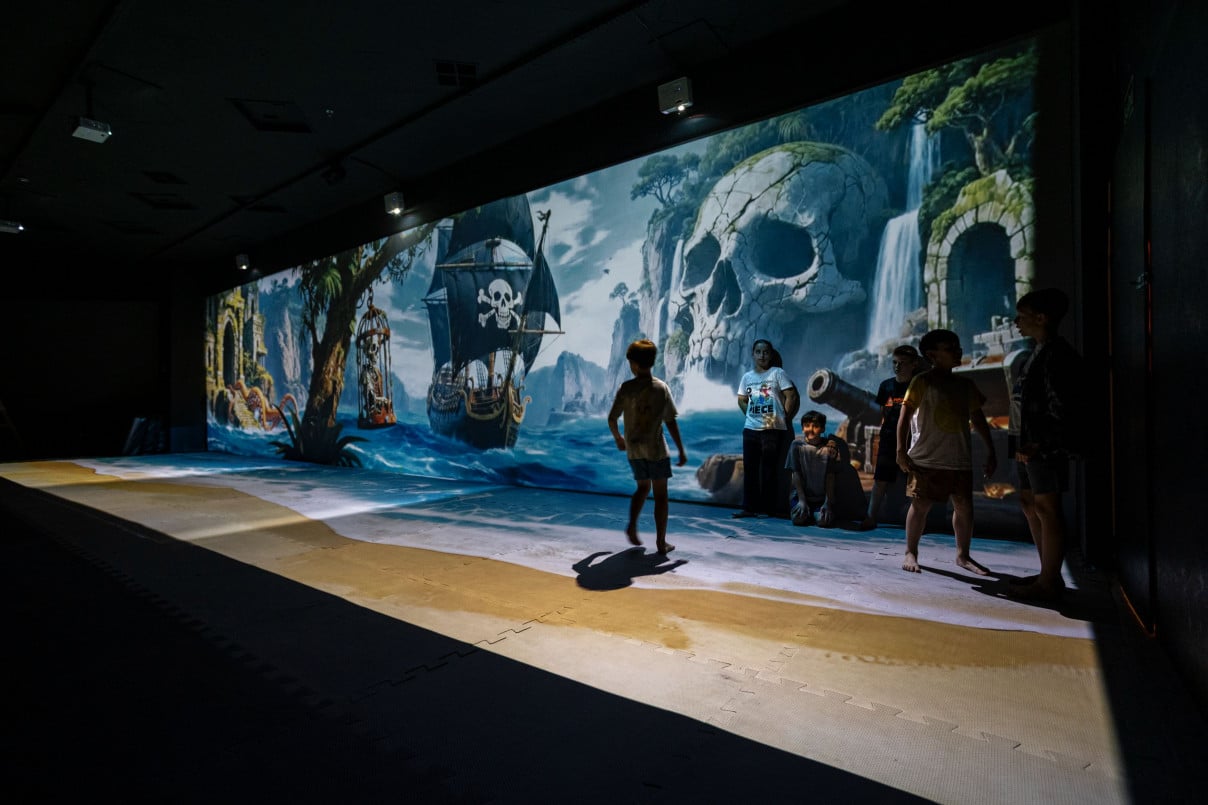 Para tornar a experiência imersiva, o espaço conta com telas que projetam animações lúdicas | Renan Constantin/Montanha System/Divulgação/JC