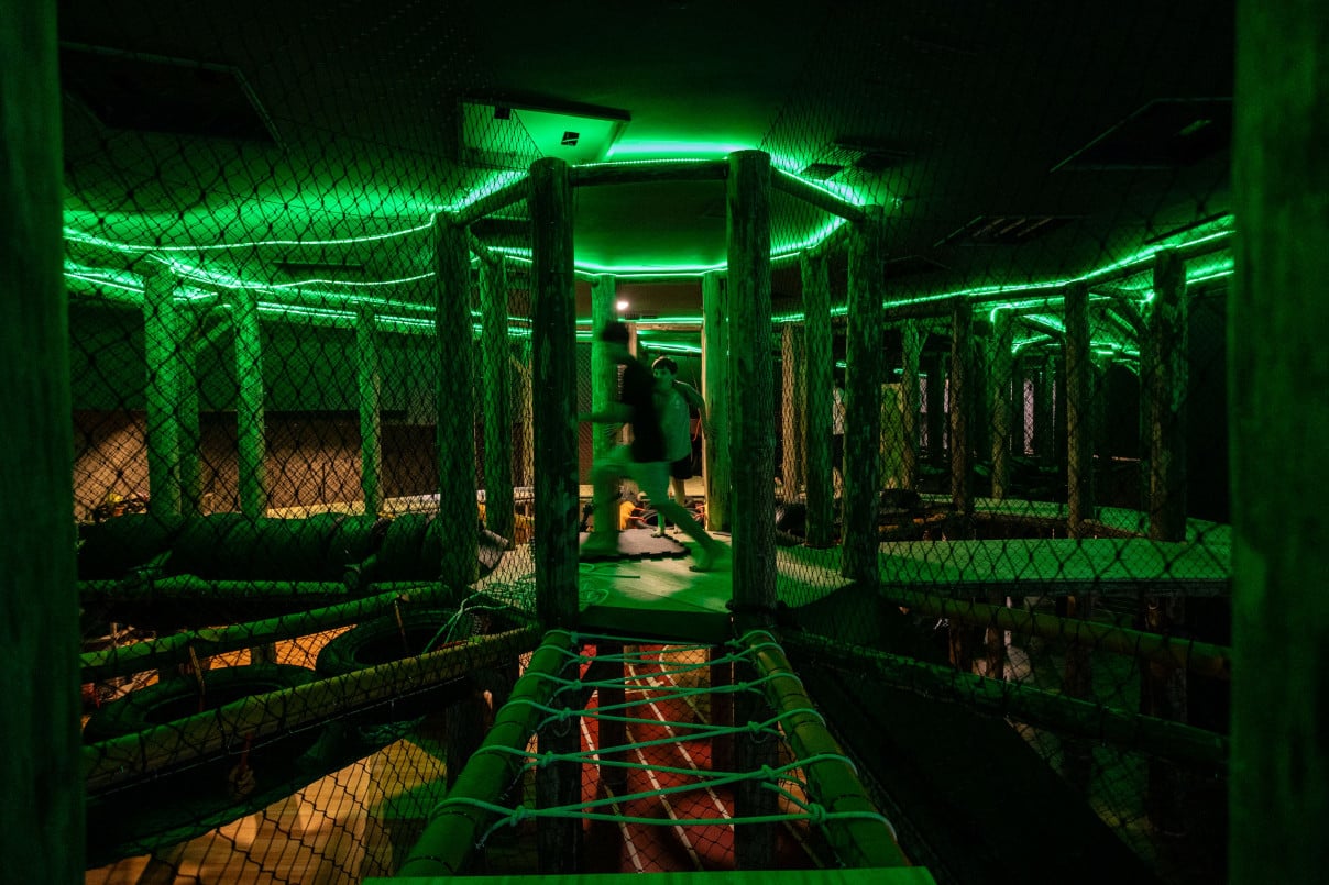 O ambiente simula uma prática de arvorismo | Renan Constantin/Montanha System/Divulgação/JC