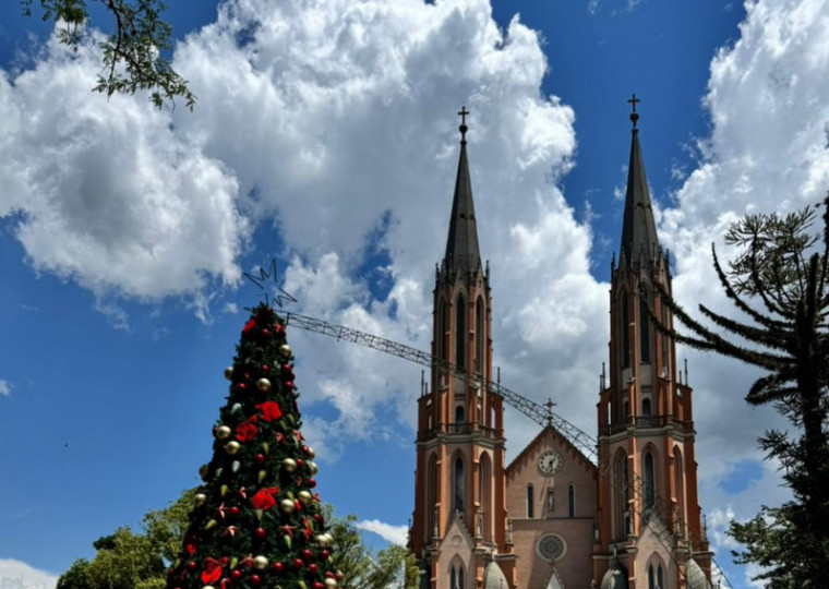 Praça Coronel Thomaz Pereira já está decorada para o fim de ano e vai receber atrações durante o mês de dezembro, até dia 21