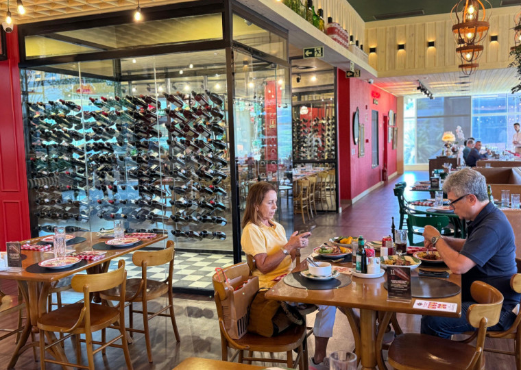 Redoma de vidro mantém mais de 180 garrafas à temperatura de 13 graus