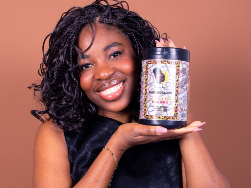 Elisa Mateus, angolana e s&oacute;cia propriet&aacute;ria da marca, que opera desde 2007 em Porto Alegre<br />Foto: Carlos Augusto/Divulga&ccedil;&atilde;o/JC