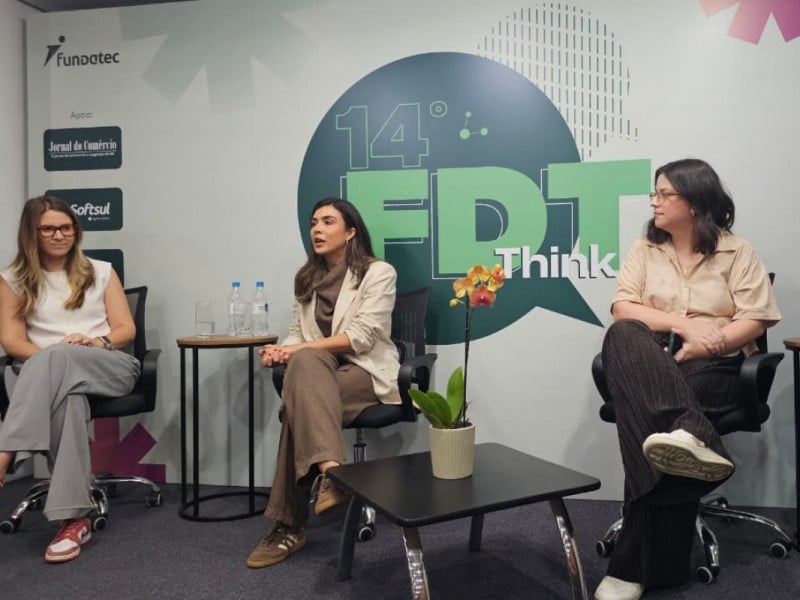 As painelistas Helena Kich, COO da Perestroika, e Andressa Brum Merolillo, CEO da Happy House, participaram do painel mediado por Isadora Jacoby<br />Foto: J&Uacute;LIA FERNANDES/ESPECIAL/JC