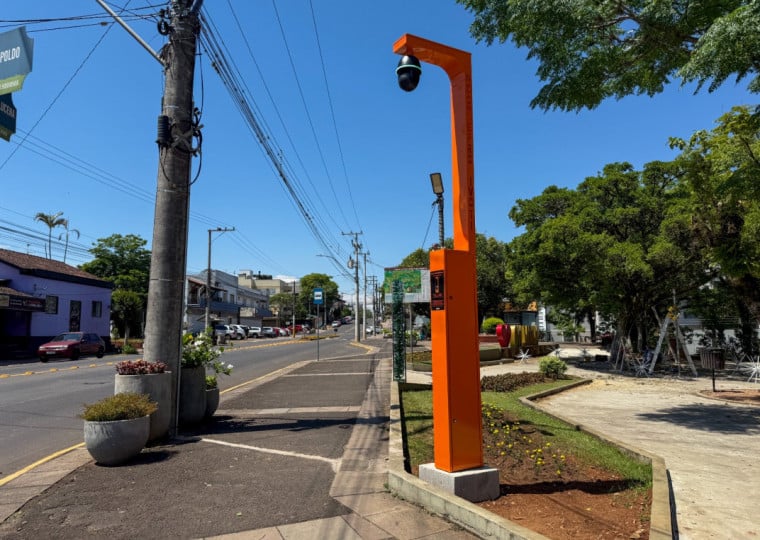 Cada equipamento possui duas c&acirc;meras, al&eacute;m de bot&atilde;o de emerg&ecirc;ncia