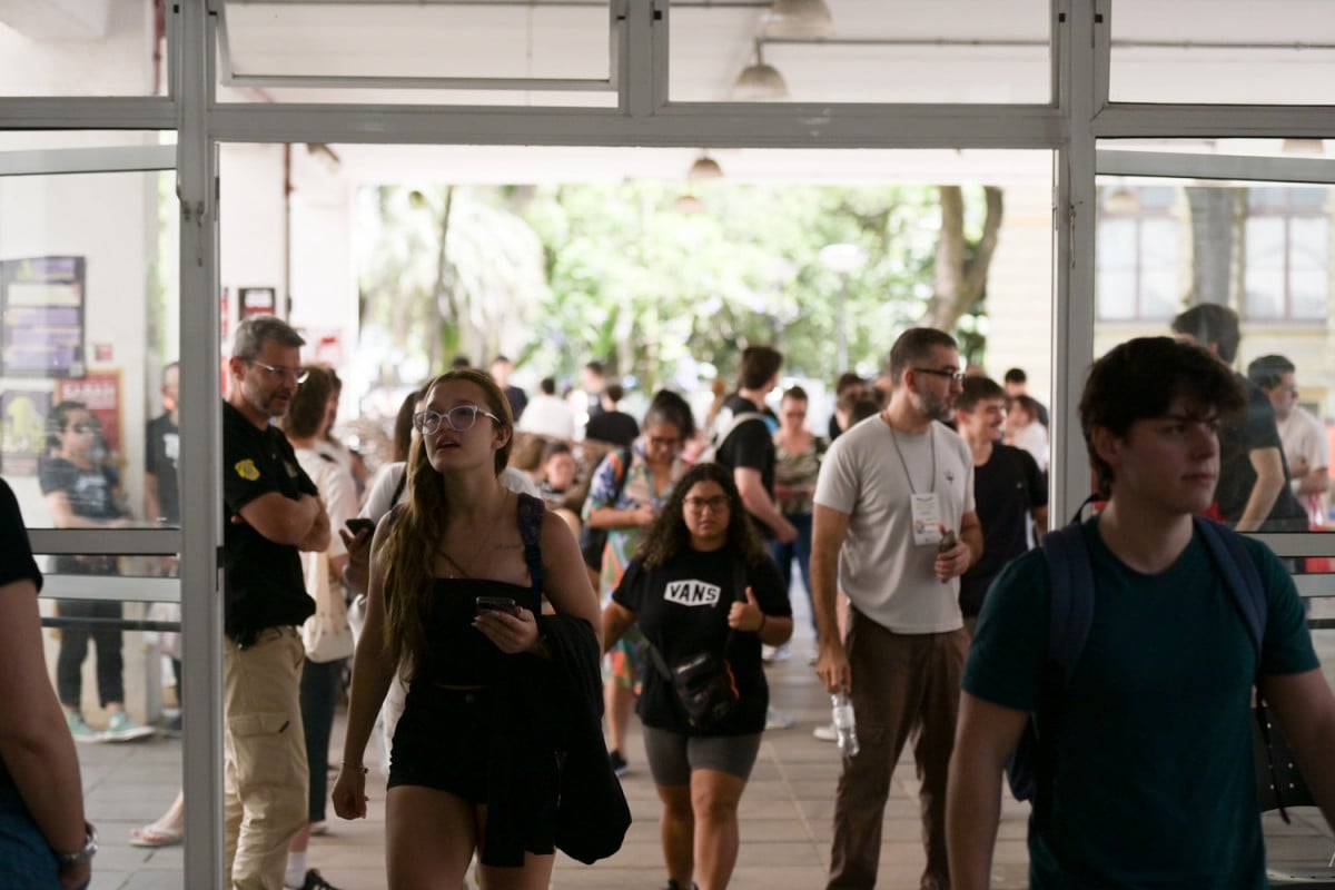 Vestibular da Ufrgs tem primeiro dia com movimento e trânsito intenso em Porto Alegre