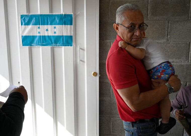 Três candidatos estão em empate técnico, segundo pesquisas eleitorais