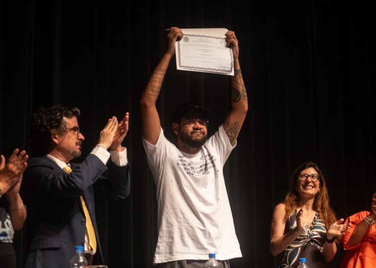  A cerimônia histórica foi realizada na noite do sábado (29), no Salão de Atos da Ufrgs e reconheceu a relevância intelectual, artística e social do artista