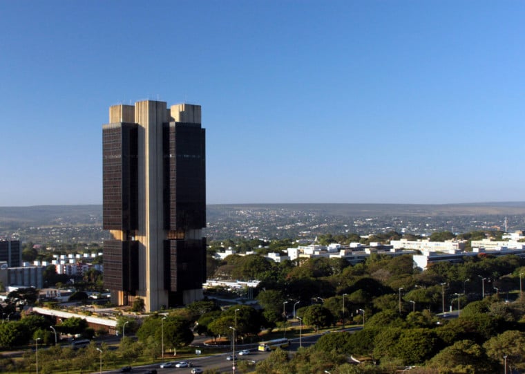 Economistas esperam que a taxa de juros termine 2025 em 15%