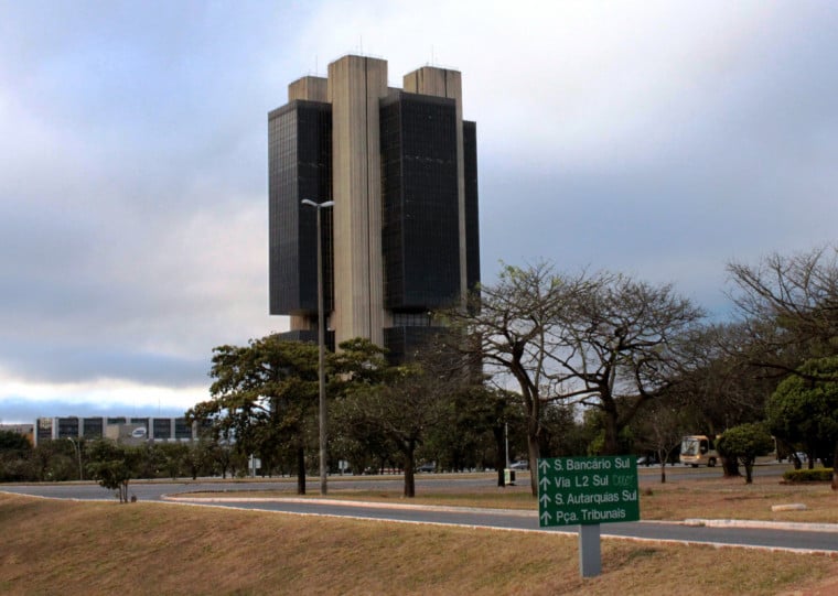 Agora, além de abandonar a regulamentação, o BC também vetou o uso do nome Pix parcelado por instituições financeiras, que poderão usar similares como "Pix no crédito", "parcelamento do Pix"
