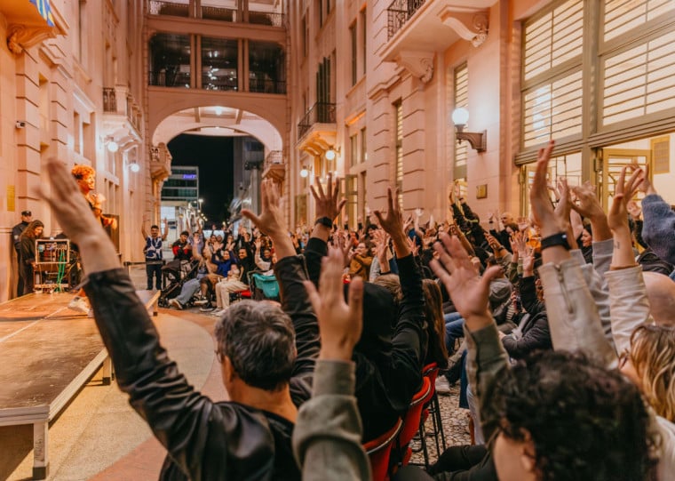  Atividades incluem espetáculos, oficinas, mediações acessíveis e apresentações musicais, com ações para públicos diversos
