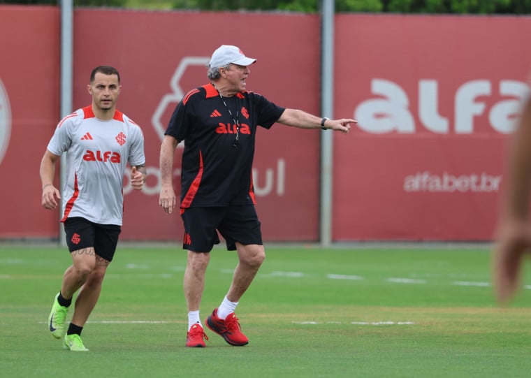 Técnico colorado teria optado por jogar sem um centroavante de ofício, preenchendo o meio de campo