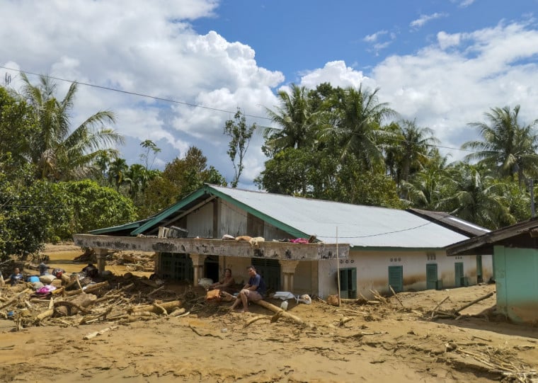 Algumas áreas na Indonésia estão isoladas devido a lama e destroços 