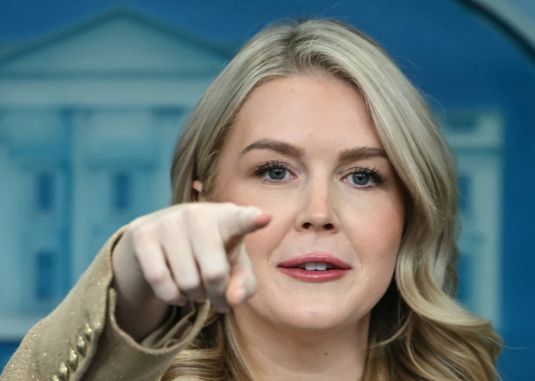  White House Press Secretary Karoline Leavitt takes questions from reporters during a press briefing in the Brady Briefing Room of the White House in Washington, DC, on December 1, 2025. (Photo by ANDREW CABALLERO-REYNOLDS / AFP)
Secretária defendeu o posicionamento de Trump sobre conceder um indulto ao ex-presidente hondurenho Juan Orlando Hernández