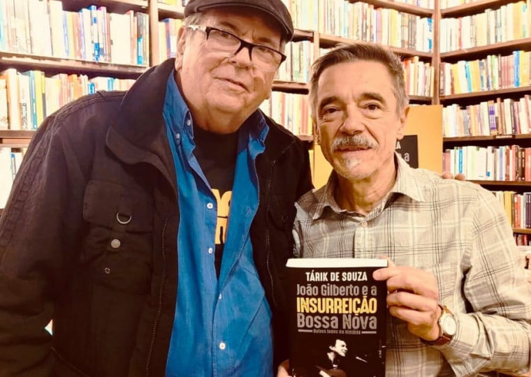 Tárik de Souza (esq, ao lado de Charles Gavin) lançou o denso e aprofundado João Gilberto e a Insurreição Bossa Nova