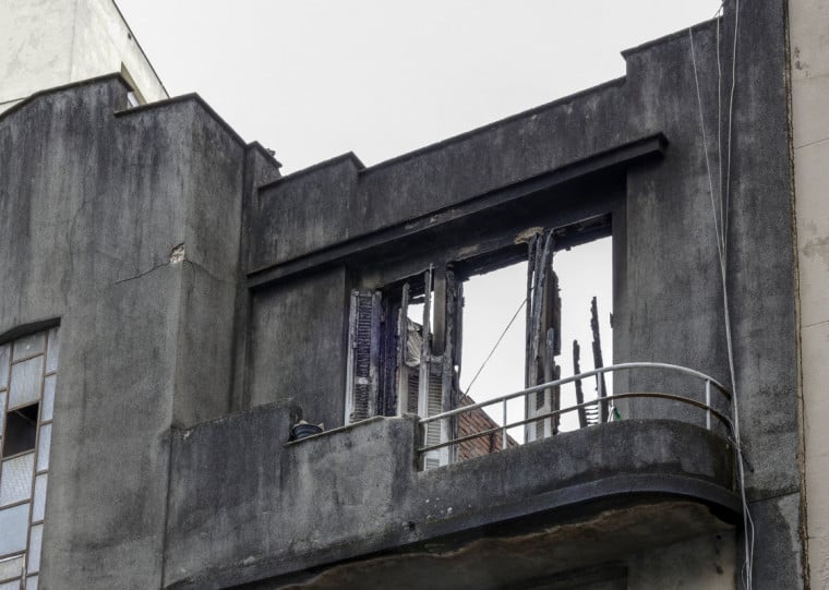 Apartamento na rua Vigário José Inácio, 817, foi destruído pelo fogo no domingo 