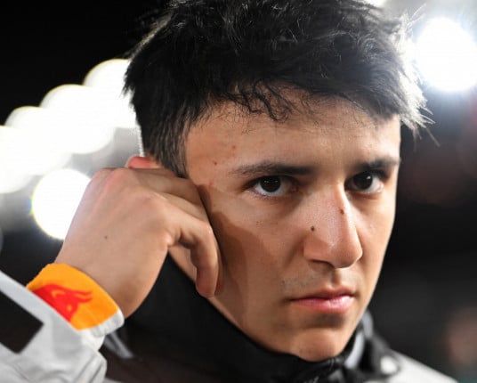 Hadjar vai ser companheiro de Verstappen na Red Bull e RB anuncia novato Arvid Lindblad na F-1