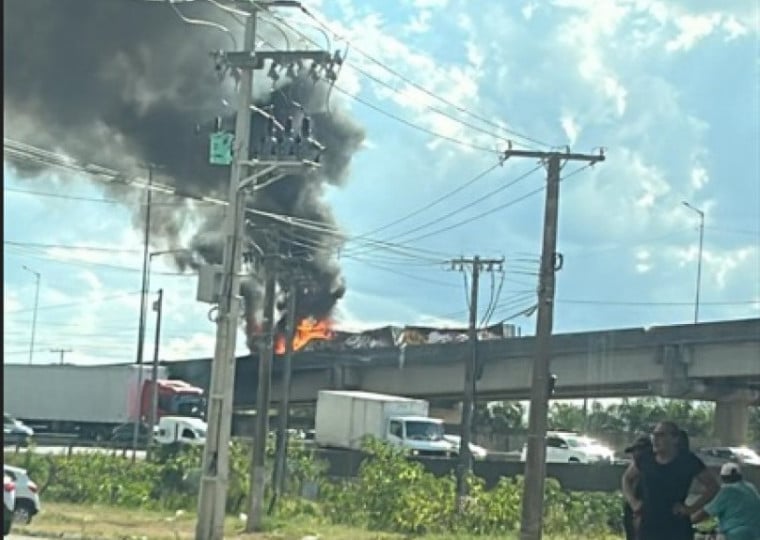 As chamas tomaram conta de um caminhão que estava próximo à Arena do Grêmio