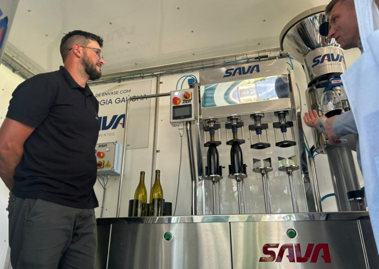 Equipamento substitui o sistema manual de envase de vinhos 