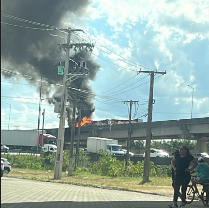 Caminhão pega fogo na BR-448, na entrada de Porto Alegre, e mata motorista