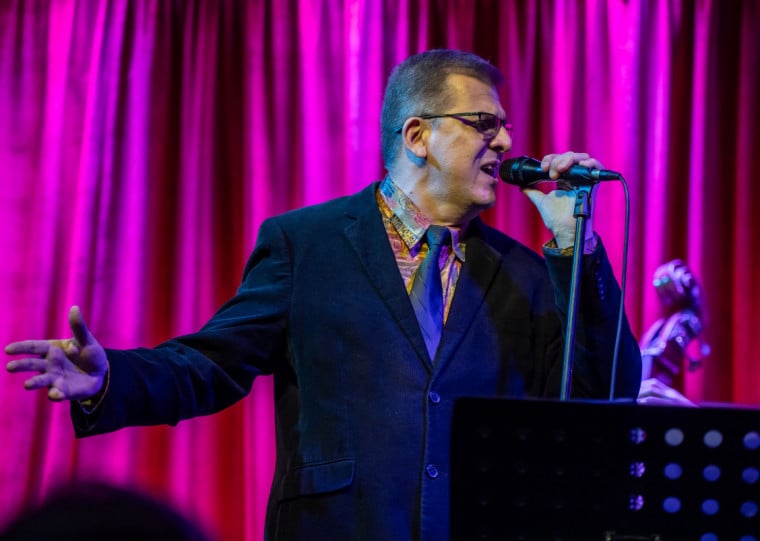 O cantor, compositor e instrumentista apresenta hits icônicos da década de 1950, além de standards que marcaram gerações, sábado (6), às 18h
